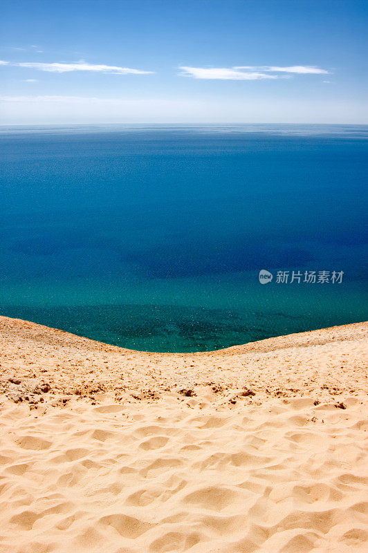 海滩沙子和深蓝色的水风景背景