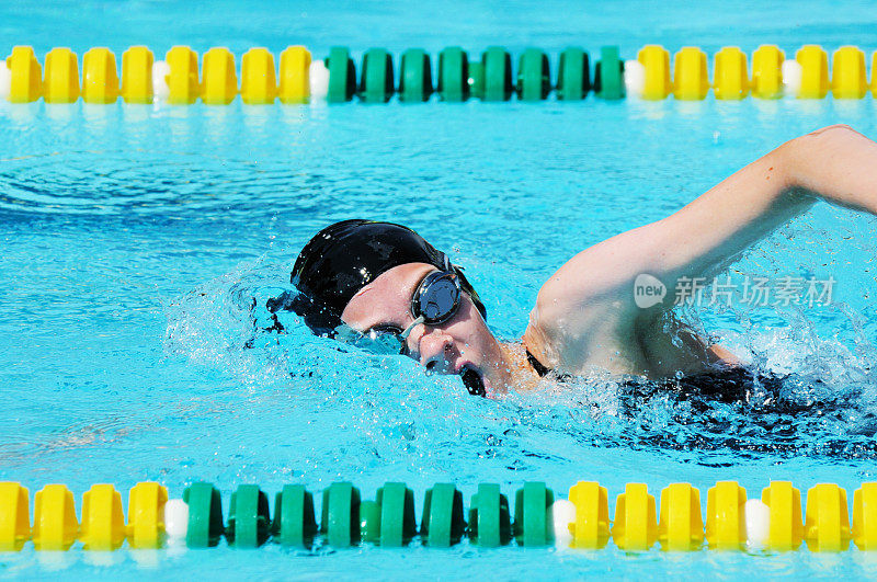 小女孩运动员自由式游泳比赛