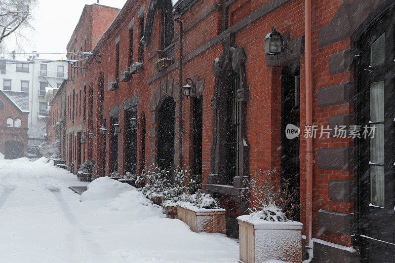 冬天，积雪覆盖了布鲁克林的马车房和人行道