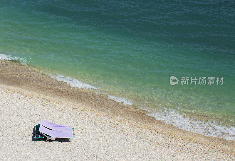 上面的海滩和日光浴床