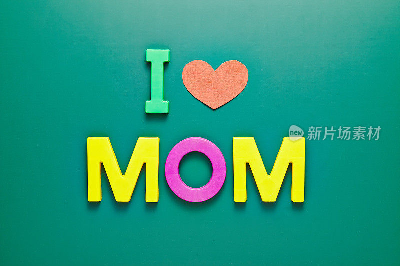黑板上写着妈妈我爱你，母亲节