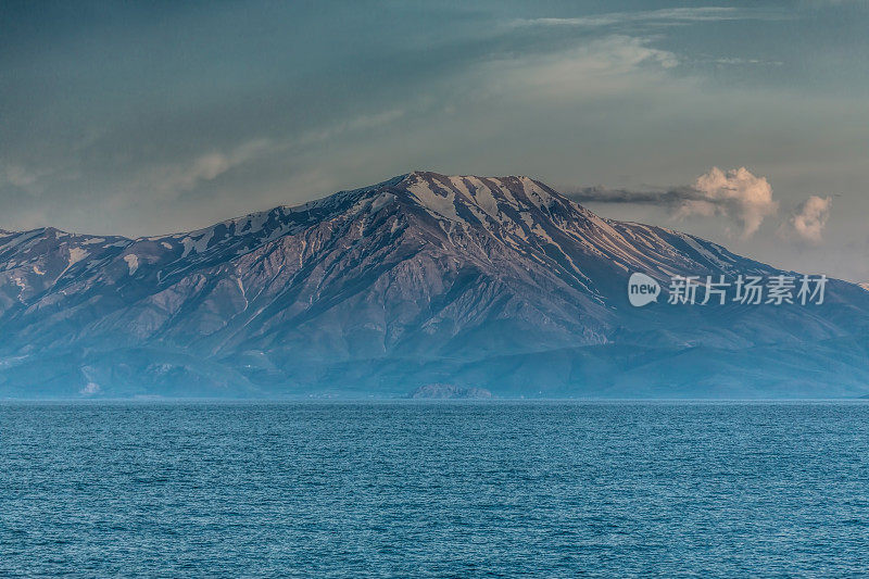 老客船航行:凡湖和山