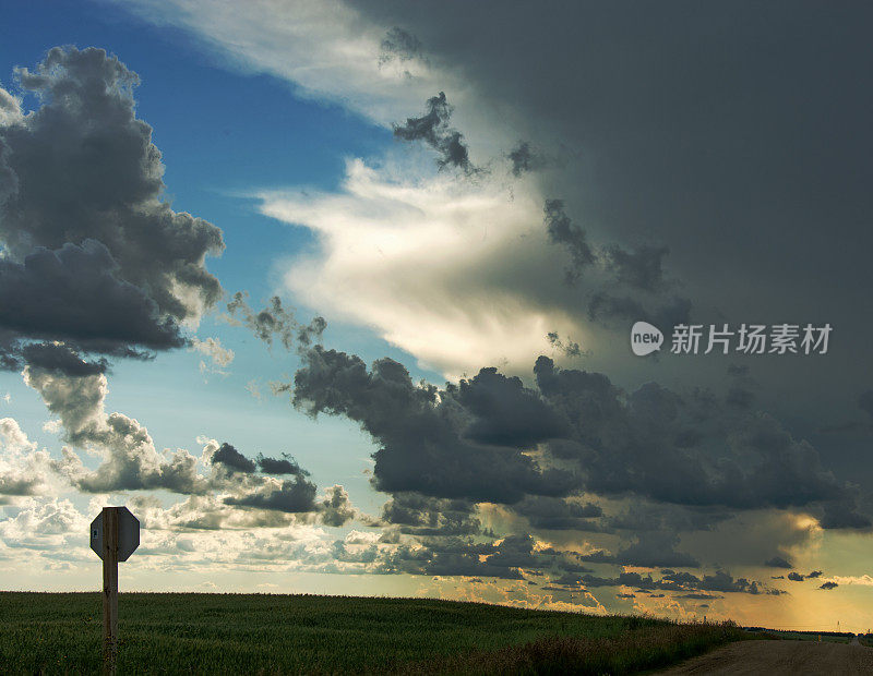 狂暴的暴风雨和周围的乌云笼罩在乡间小路上