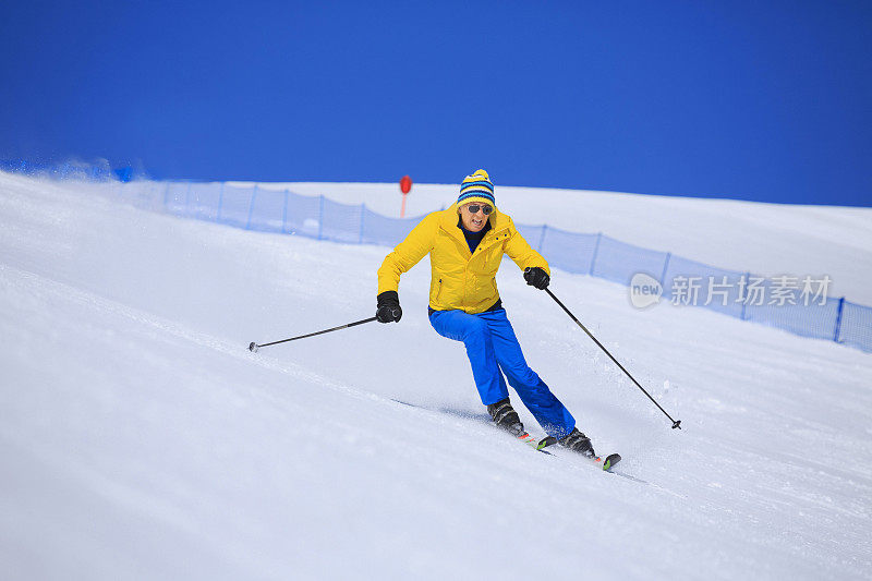 老年人在阳光明媚的滑雪胜地滑雪