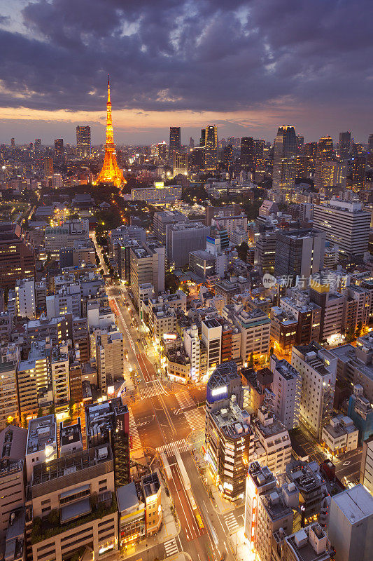 东京，日本的天际线与东京塔的夜晚