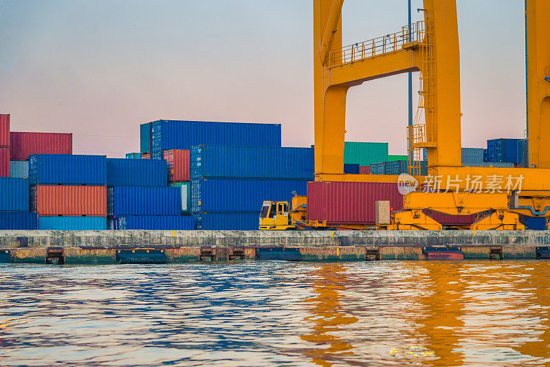集装箱船舶和货物物流在亚洲的港口，