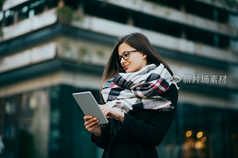 在办公区域使用平板电脑的女性