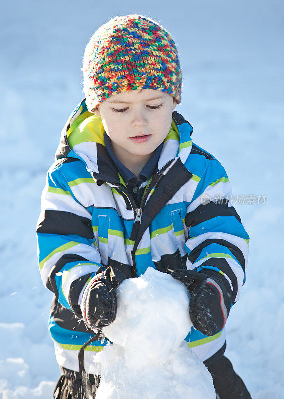 小男孩堆雪人