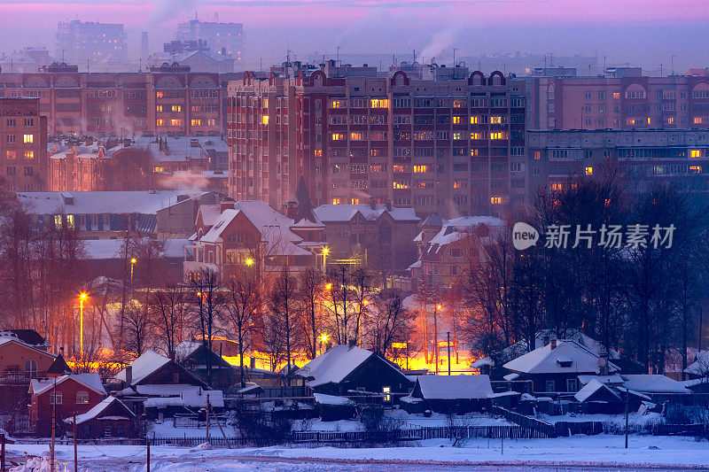 寒冷夜晚的俄罗斯城市