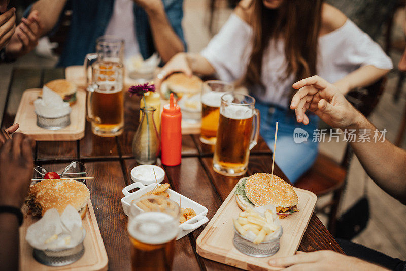 汉堡和啤酒是社交聚会的关键