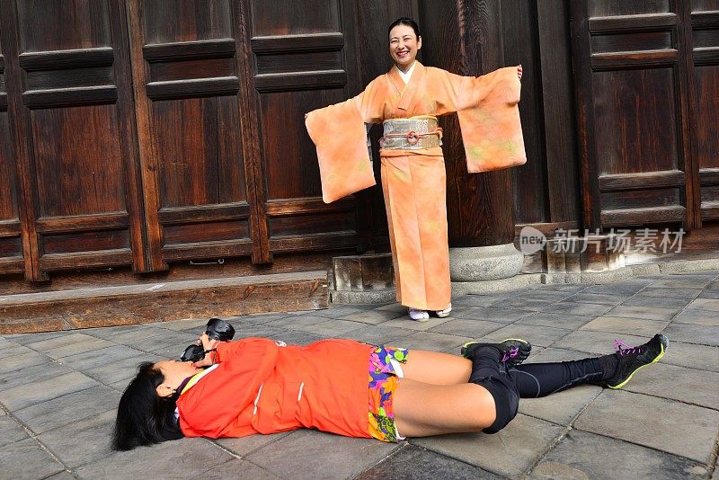 京都东福寺，穿着和服的日本女人和女摄影师