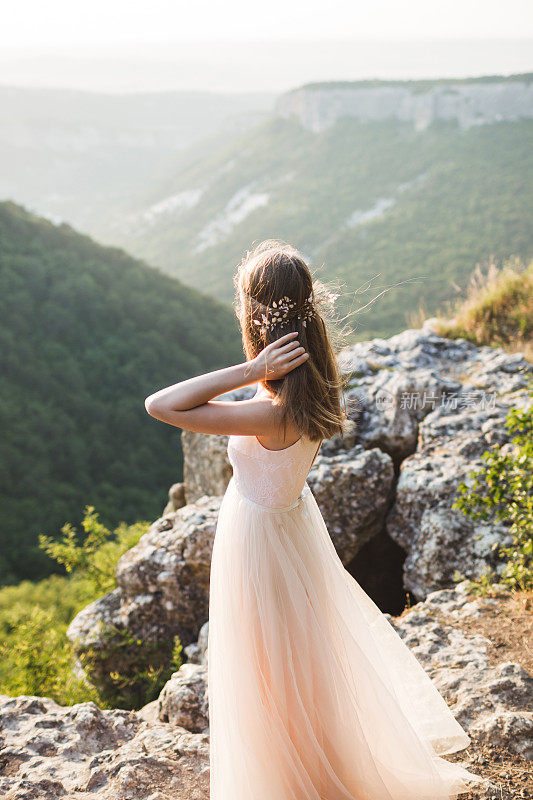 新娘肖像与山景