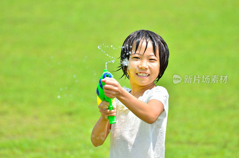 水鉄砲で遊ぶ女の子(芝生広場)