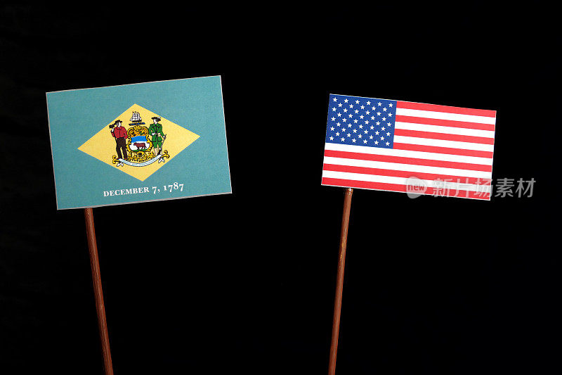 特拉华州国旗和美国国旗孤立在黑色背景