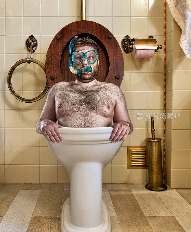在老式厕所里的奇怪男人