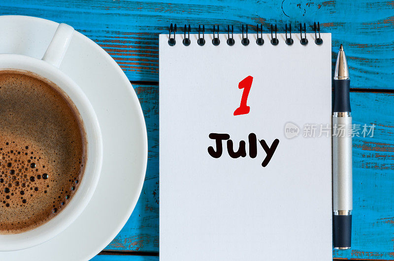 7月1日。月1日，日历上的商务职场背景用早晨的咖啡杯。夏天的概念。文本空白