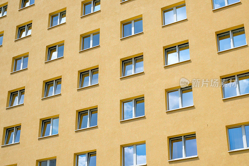 黄色房屋外立面，窗户，建筑外窗，建筑外窗