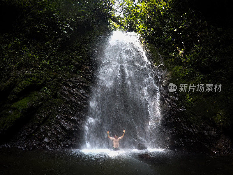 孩子们在丛林中探险