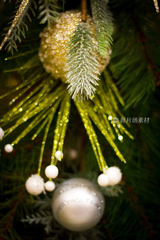 金色和白色圣诞装饰(特写)