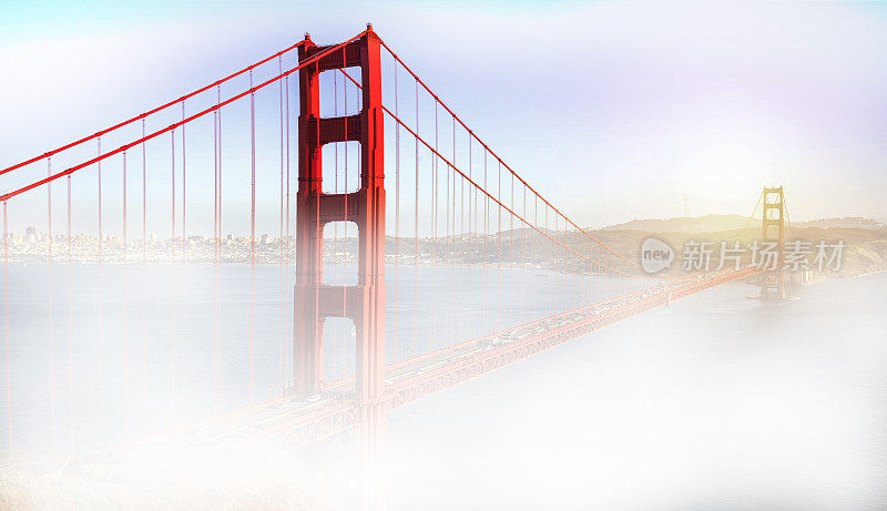 旧金山金门大桥与雾和日落