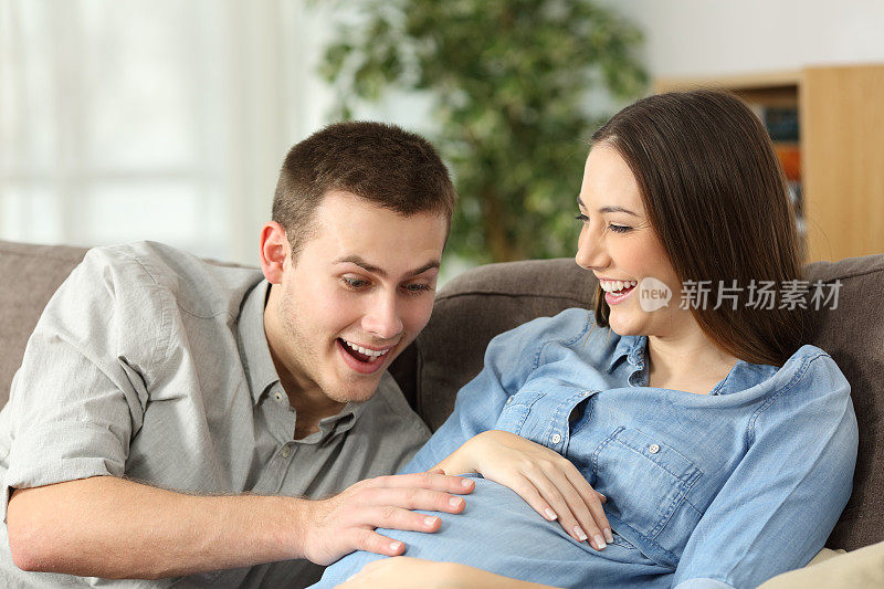 幸福的丈夫和即将分娩的孕妇