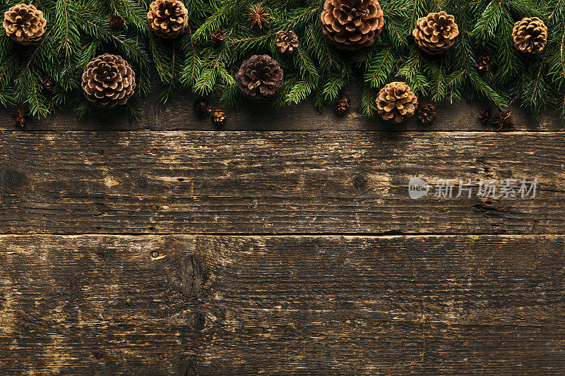 圣诞节背景，杉树枝与松果木制背景，节日概念与拷贝空间
