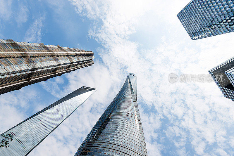 上海地标性摩天大楼的低角度视图