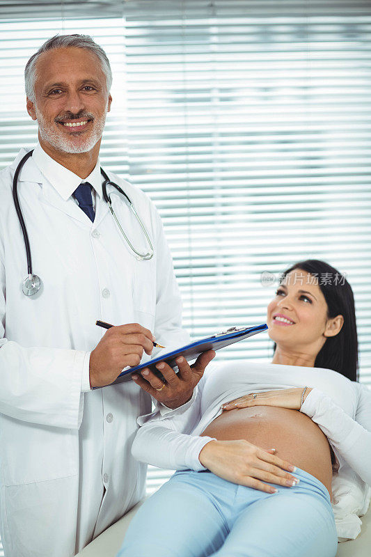 孕妇与医生互动