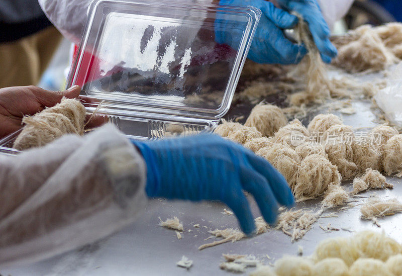 在土耳其伊斯坦布尔卡迪科伊的露天集市上包装传统土耳其棉花糖