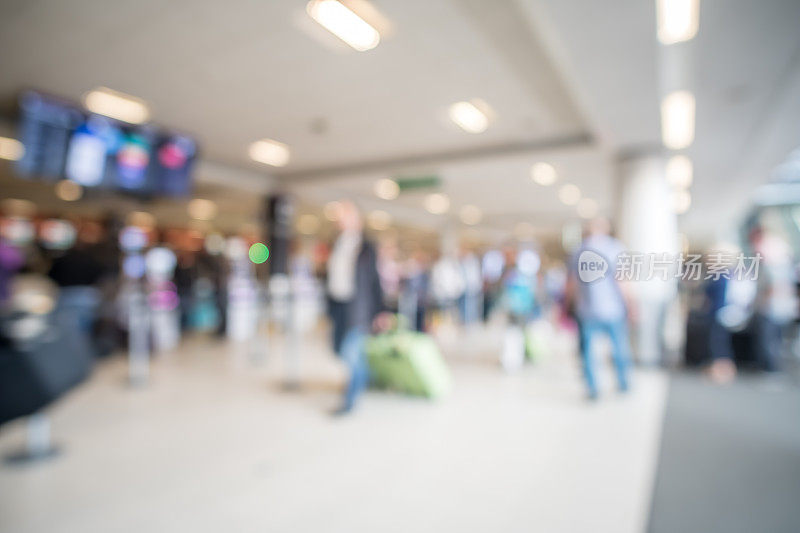 人们在爱丁堡机场行走的模糊图像散焦