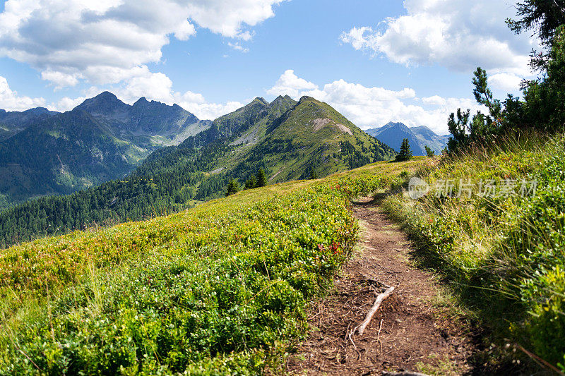 在奥地利阿尔卑斯山徒步旅行，生活方式改变幸福理念