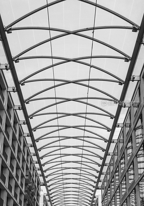 建筑细节——玻璃和钢结构的现代屋顶