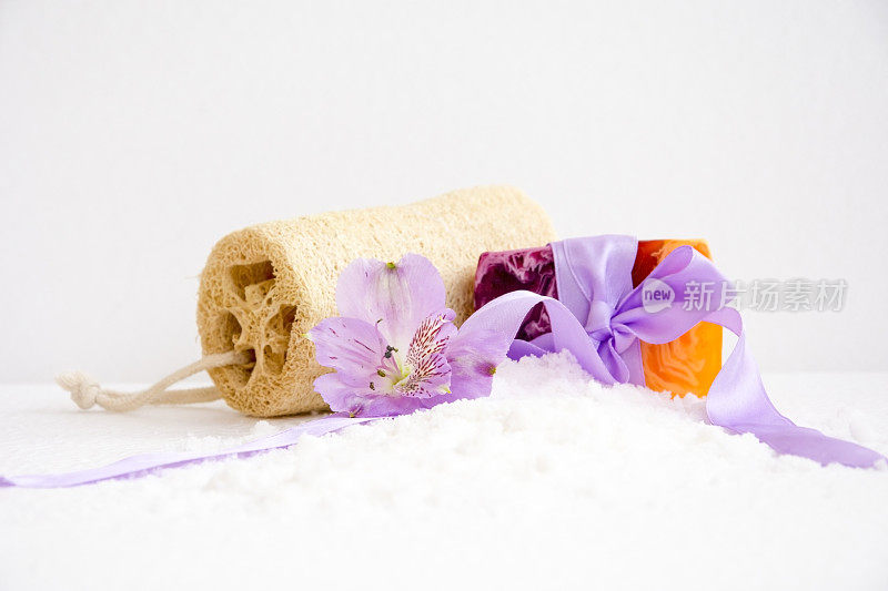 浴室配件，风向标，紫花花，手工肥皂和白毛巾