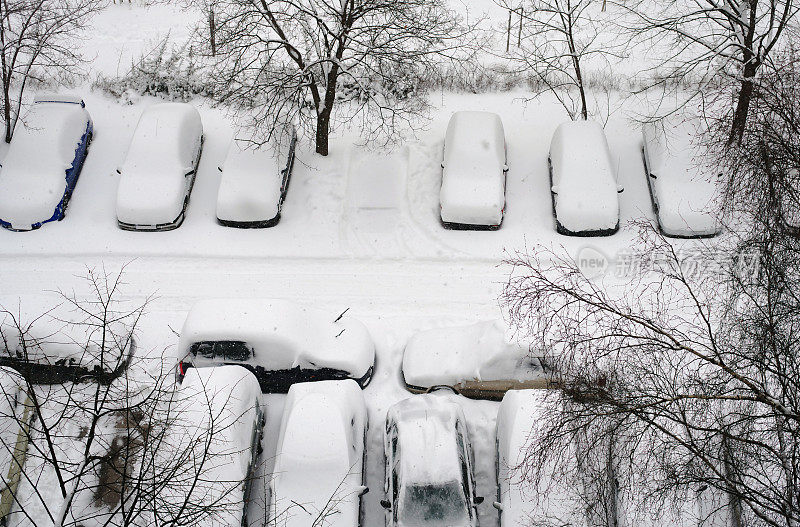 困在雪