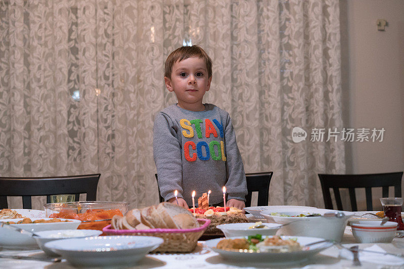 孩子吹灭生日蛋糕上的蜡烛