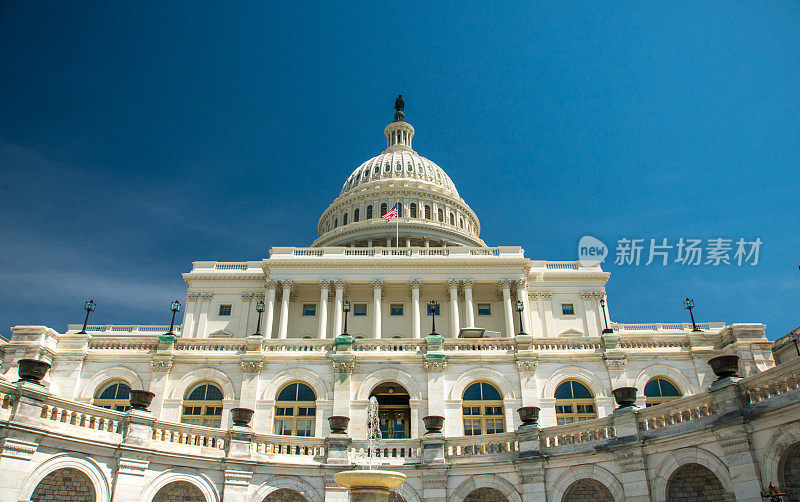 美国国会大厦西立面，喷泉和圆顶在华盛顿特区