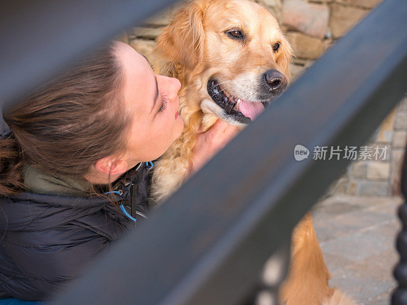 女孩玩她的狗在户外