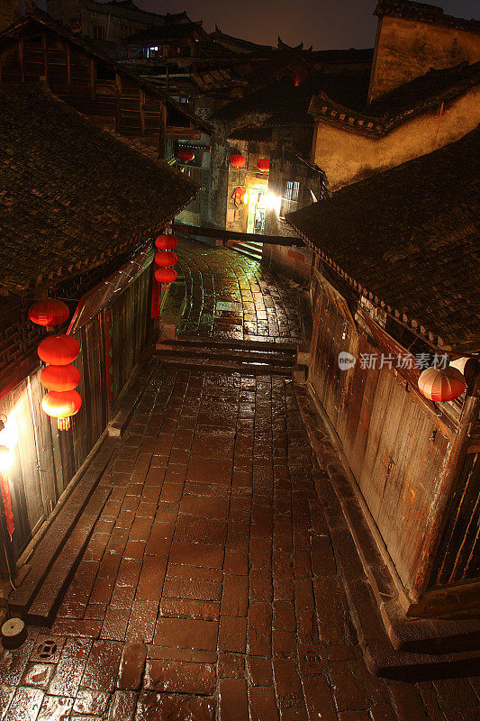 风景优美的凤凰古城狭窄街道，中国