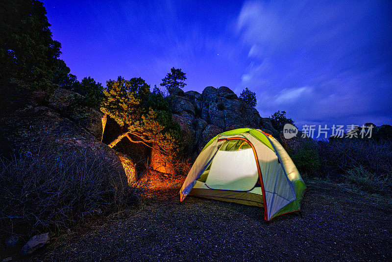 在风景秀丽的峡谷里露营