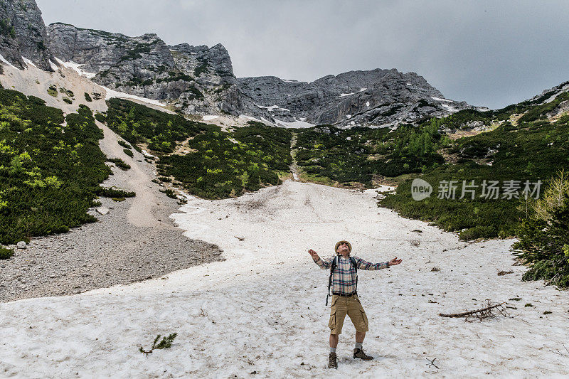 在阿尔卑斯山徒步旅行的高级登山家