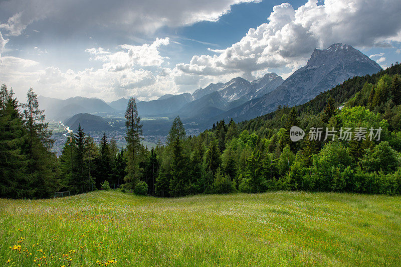奥地利阿尔卑斯山的草地和山脉