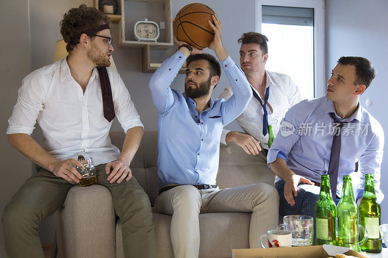 中年男性下班后看电视打篮球
