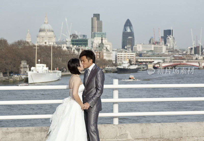 一对亚洲夫妇在伦敦举行婚礼