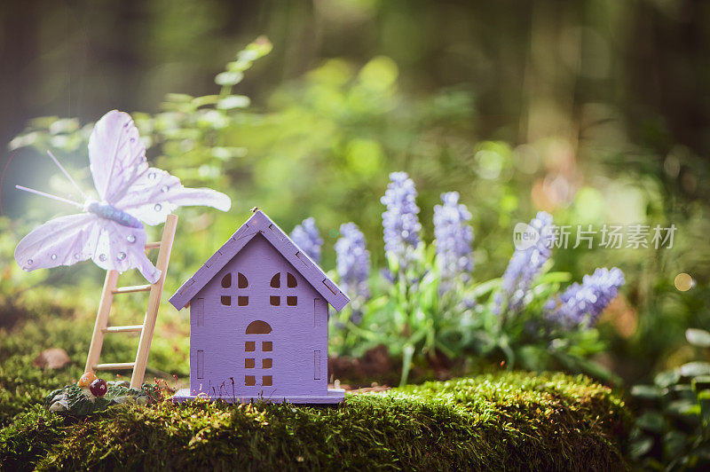 令人难以置信的玩具屋，淡紫色的颜色，映衬着一片精灵森林。概念温馨的家，温馨的世界。
