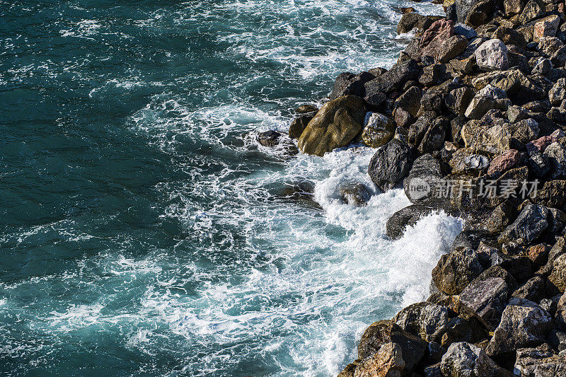 意大利，马纳罗拉市，海浪拍打着岩石海岸
