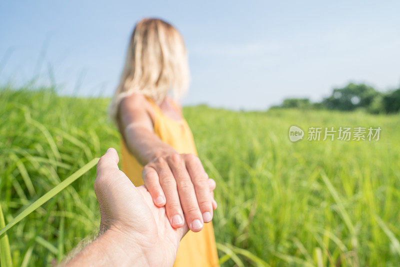 跟随我的概念年轻女子带领男友到稻田在Campuhan岭漫步在巴厘岛，亚洲人旅游奇迹分享爱的概念-