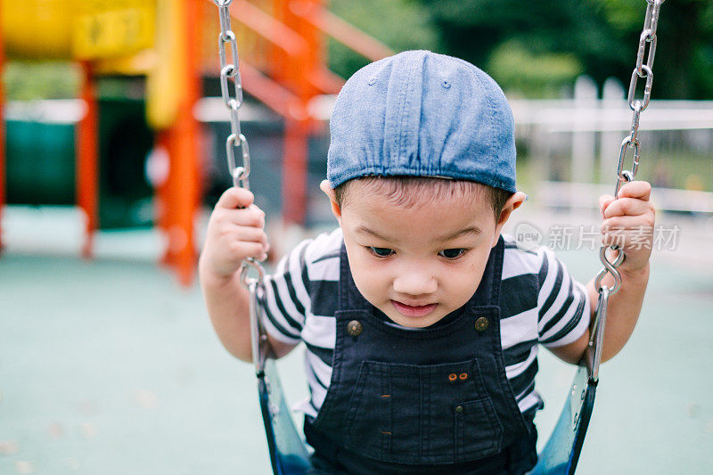 马来西亚幼童在公共游乐场玩耍