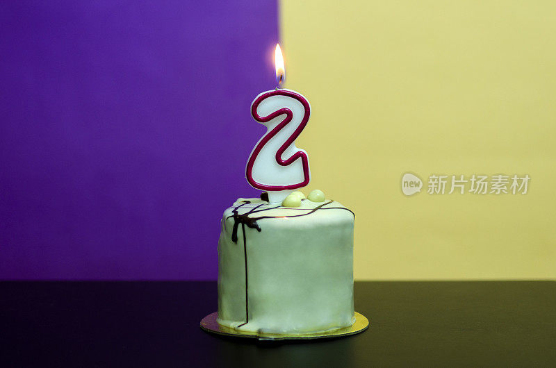生日蛋糕和2号蜡烛