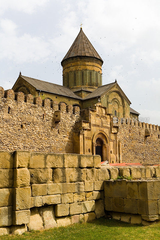 阴天里的Svetitskhoveli修道院。