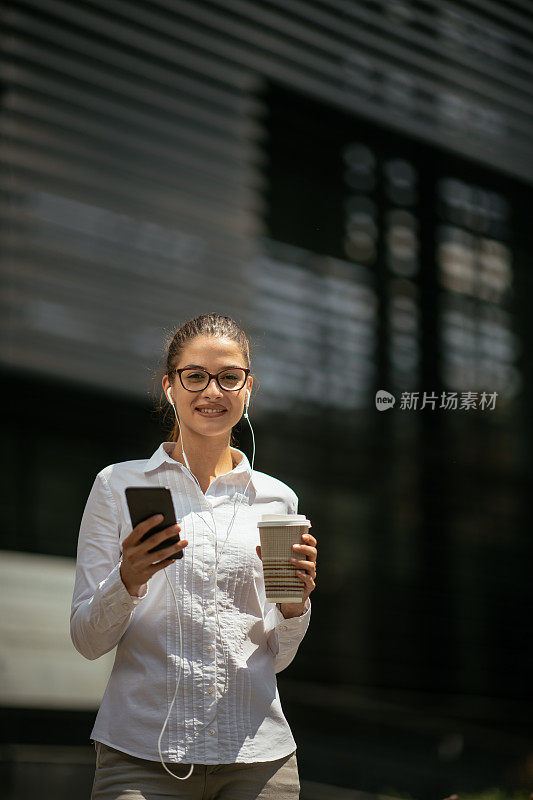 年轻的女商人正在休息